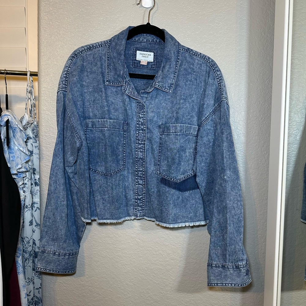 AEO Cropped Denim Button Up